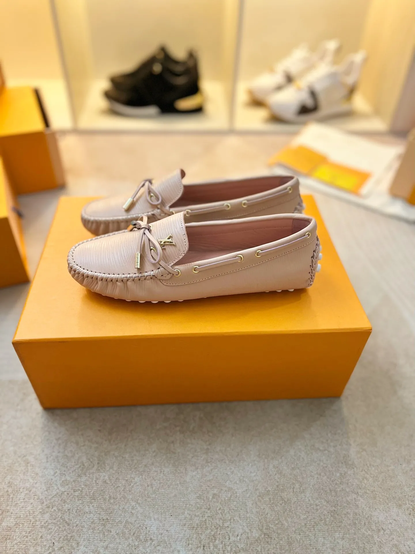 p460💰Couple model❤️🇫🇷 𝙇𝙤𝙪𝙞𝙨 𝙑𝙪𝙞𝙩𝙩𝙤𝙣 🇫🇷Louis Vuitton 2023 Classic𝓛𝓿 𝓣𝓻𝓪𝓲𝓷𝓮𝓻 Sports Series ➪➪➪¯ [Arizona Doudou Shoes Series] ▪️▪️▪️Arizona slip-on shoes are made of Monogram Eclipse canvas. Its hand-painted and dyed edges and hand-sewn uppers fully demonstrate Louis Vuitton's traditional shoemaking craftsmanship. This slip-on shoe is very lightweight. The integrated tongue and upper make it particularly comfortable and flexible. The soft outsole is equipped with rubber padding. Decorated with matching sash. Detailed features: ☑️Monogram Eclipse canvas ☑️Black Eclipse pattern ☑️Hand-painted shoe edges ☑️Hand-sewn uppers (each pair takes time to process) ☑️Integrated tongue and upper construction ☑️Outsole equipped with rubber lining ☑️size: 35_46